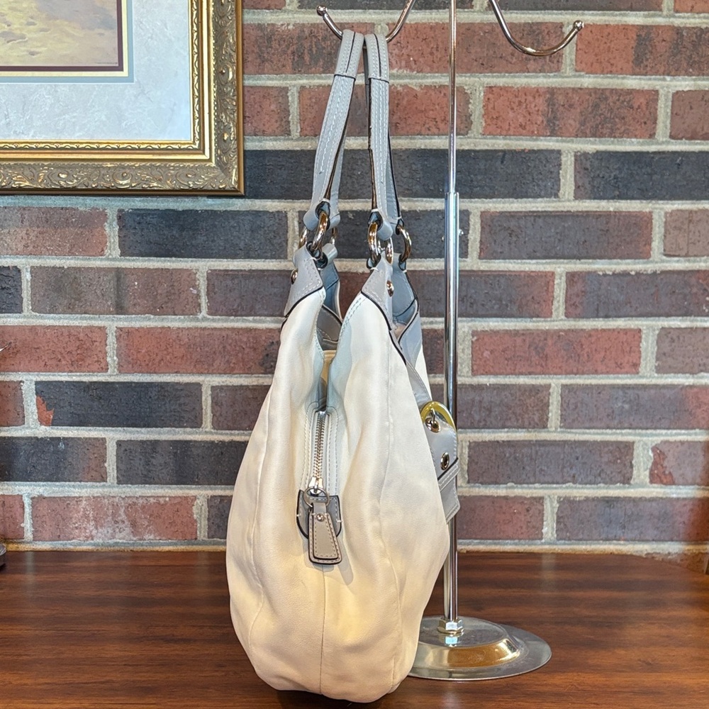 Coach Soho Lynn Hobo “F17092” cream and grey with buckle front - Picture 7 of 17
